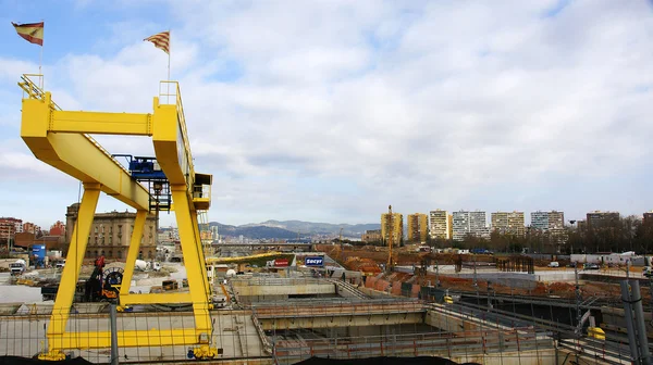 Żółty dźwig w prace w Barcelonie — Zdjęcie stockowe