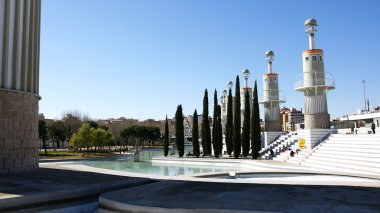 gölet ve Barcelona'da bir park kuleleri