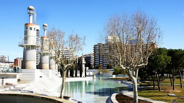 Estanque y torres de un parque en Barcelona — Foto de Stock