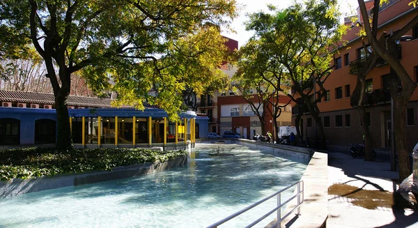 Teich und schule im park von barcelona — Stockfoto