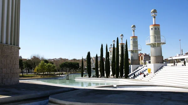 Λίμνη και πύργους ενός πάρκου στη Βαρκελώνη — Φωτογραφία Αρχείου