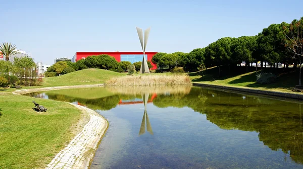 Parque e lagoa com escultura — Fotografia de Stock