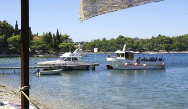 Cavtat'ın Beach'de demirli gemiler