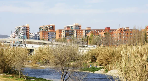 Gebäude am Ufer des Flusses besós — Stockfoto