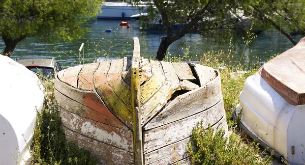 Barcos abandonados en el bosque de Cavtat — Foto de Stock