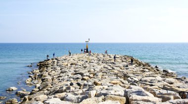 ginesta'nın dalgakıran castelldefels içinde liman