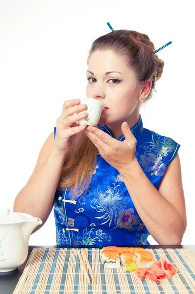 stock image Girl pet tea and eating sushi