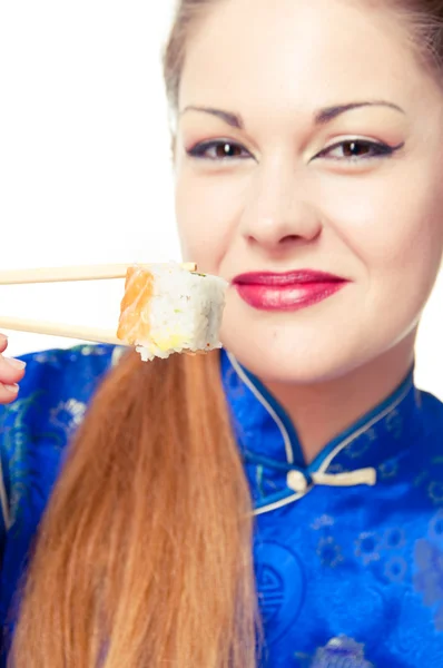 Девушка ест суши — стоковое фото