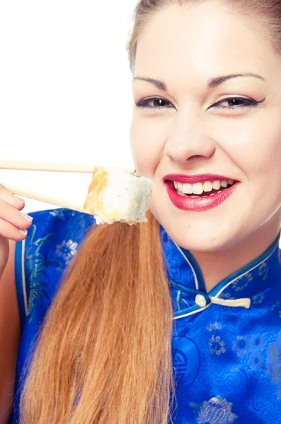 Девушка ест суши — стоковое фото