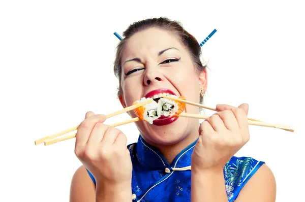 Девушка немедленно съедает два суши. — стоковое фото
