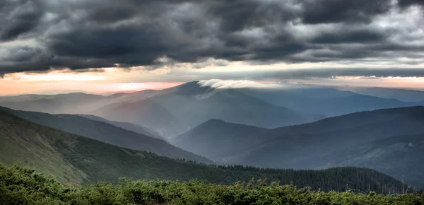 Blodig solnedgång är i bergen — Stockfoto