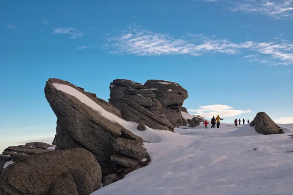 Альпинисты в горах Украины зимой — стоковое фото