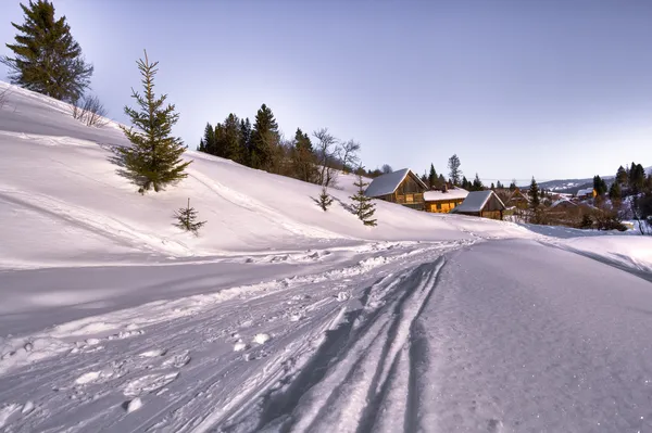 Лыжня на горнолыжном курорте — стоковое фото