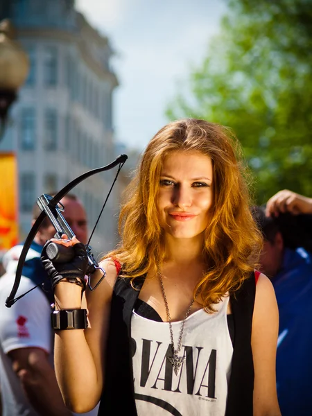 La fille dans la rue avec une arbalète — Photo