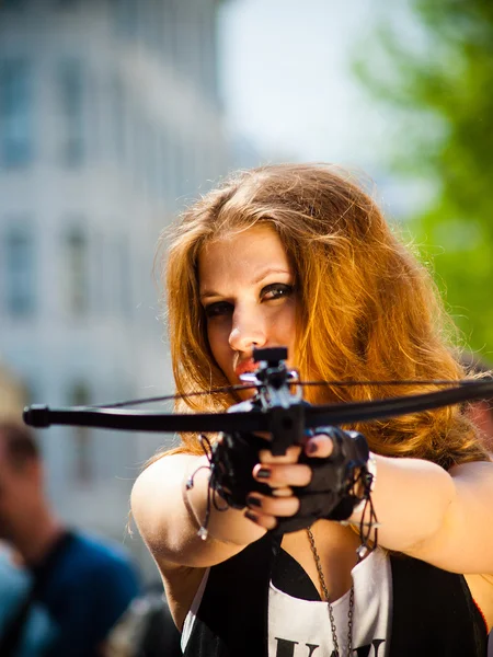 The girl on the street with a crossbow — Φωτογραφία Αρχείου