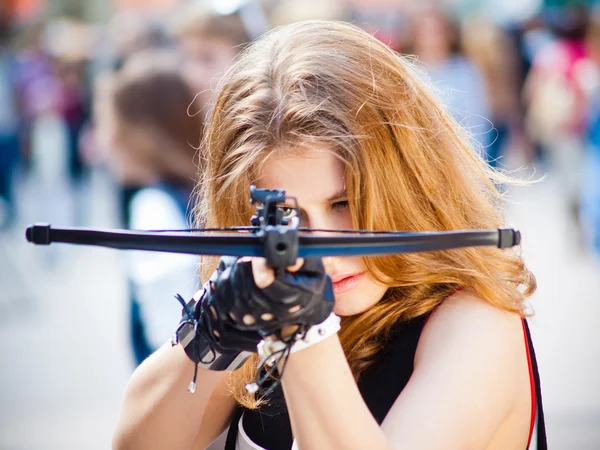 The girl on the street with a crossbow — ストック写真