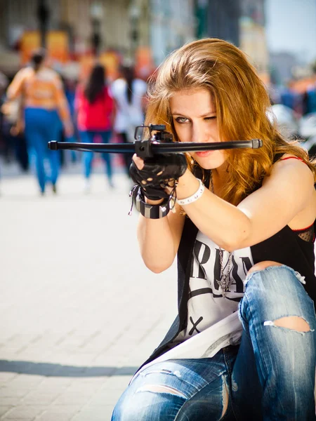 The girl on the street with a crossbow — Stock Photo, Image