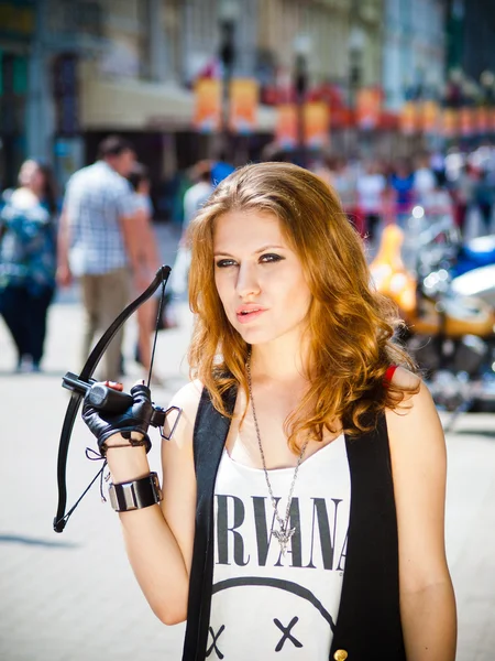 The girl on the street with a crossbow — Stock Photo, Image