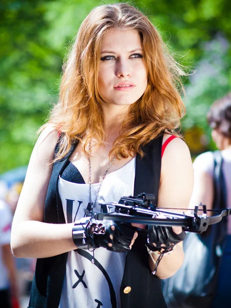 The girl on the street with a crossbow Royaltyfria Stockfoton