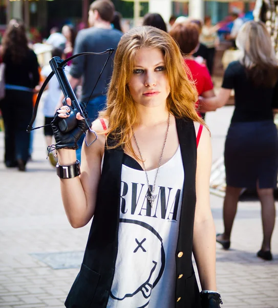 La chica en la calle con una ballesta Fotos de stock libres de derechos