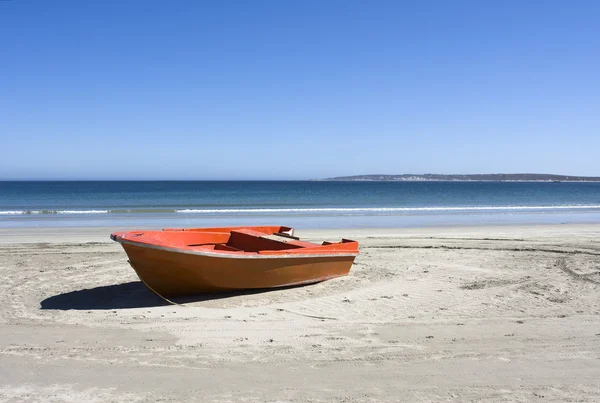 Barca su una spiaggia appartata a Paternoster, Sud Africa Immagine Stock