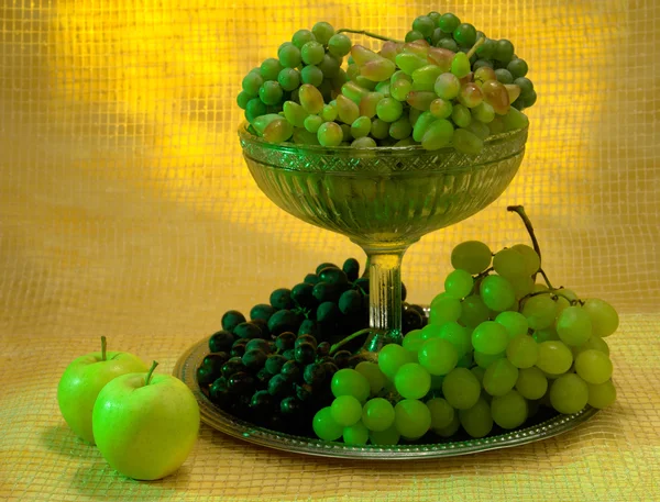 リンゴと黄色の背景のブドウ — ストック写真