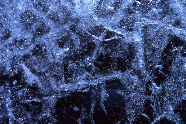 Лед на черном фоне — стоковое фото