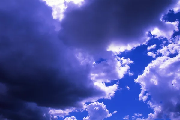 Sol em um fundo de nuvens — Fotografia de Stock