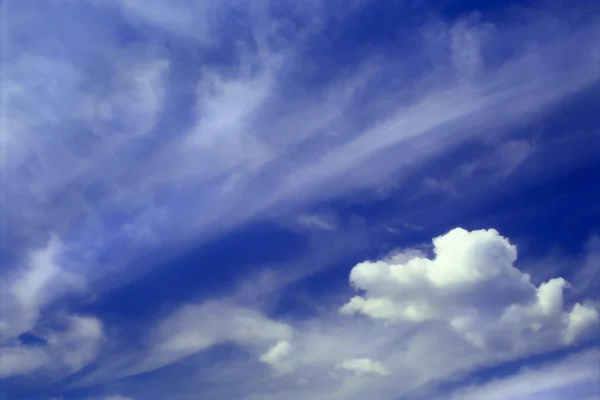 Zon op een achtergrond van wolken — Stockfoto