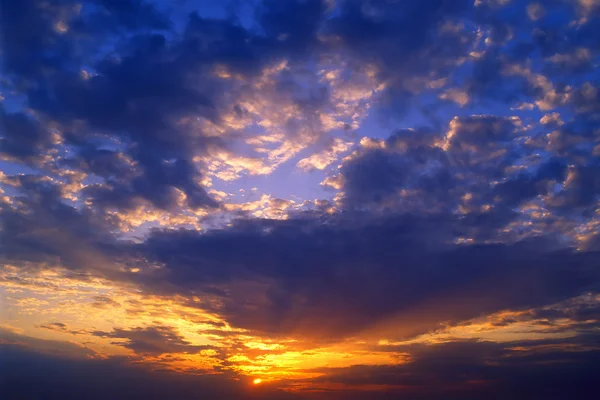 雲の背景に太陽 — ストック写真