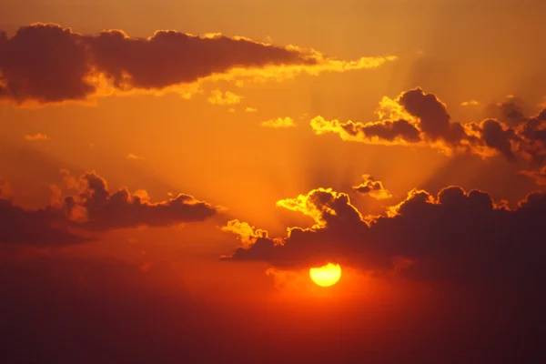 Sol på bakgrunn av skyer – stockfoto