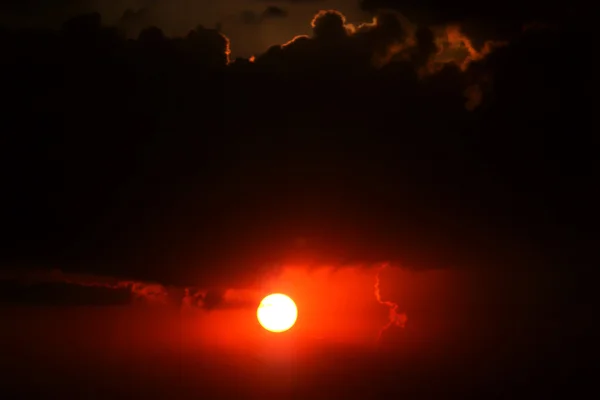 太阳在云层的背景上 — 图库照片