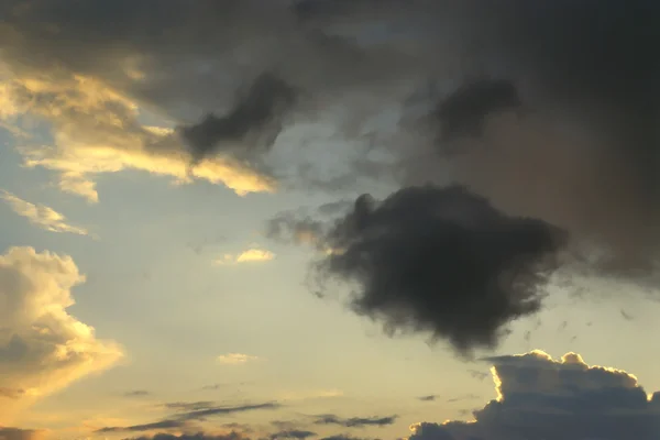 Skyer på en bakgrunn av himmelen – stockfoto