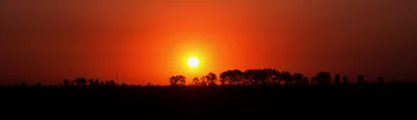 Восходящее солнце на фоне горизонта — стоковое фото