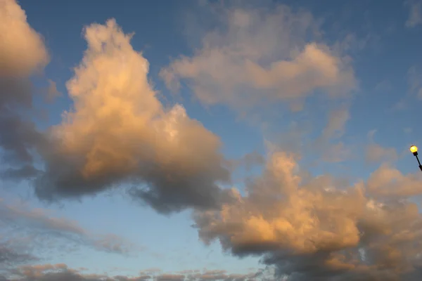 Clouds în a dark blue background — Stock Photo, Image