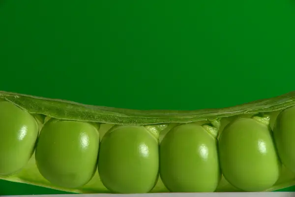 Pea în a green background — Stockfoto