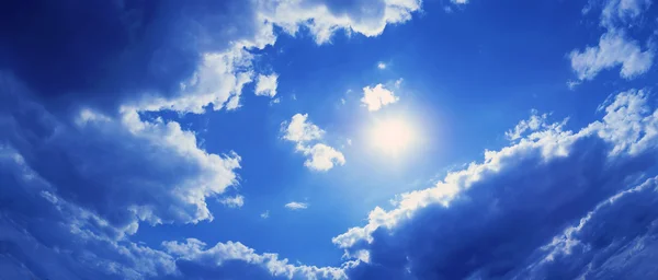 雲の背景に太陽 — ストック写真