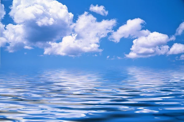Havet på en bakgrund av himlen — Stockfoto