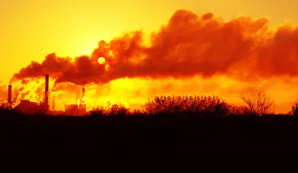 Солнце на фоне дыма — стоковое фото