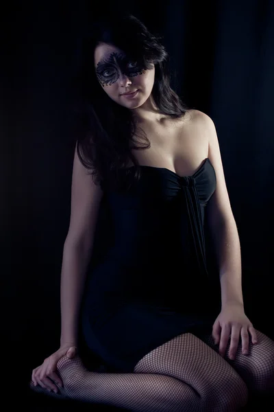 Femme en masque noir — Photo