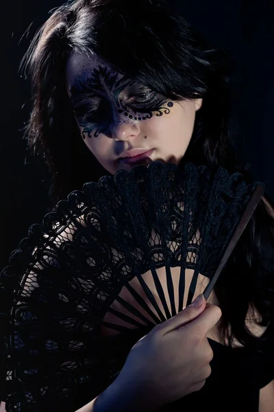 Vrouw in zwart masker — Stockfoto