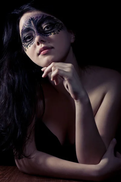 Frau mit schwarzer Maske — Stockfoto