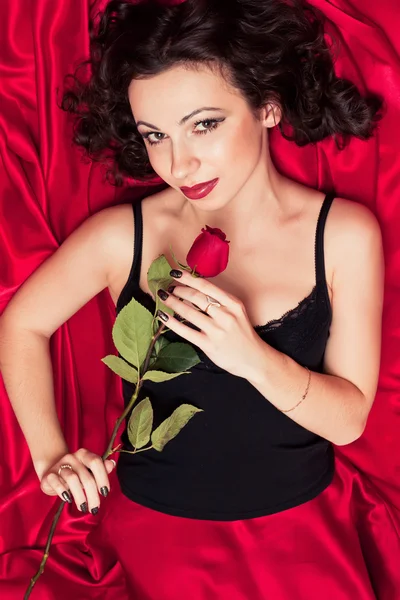 Красива жінка з трояндою — стокове фото