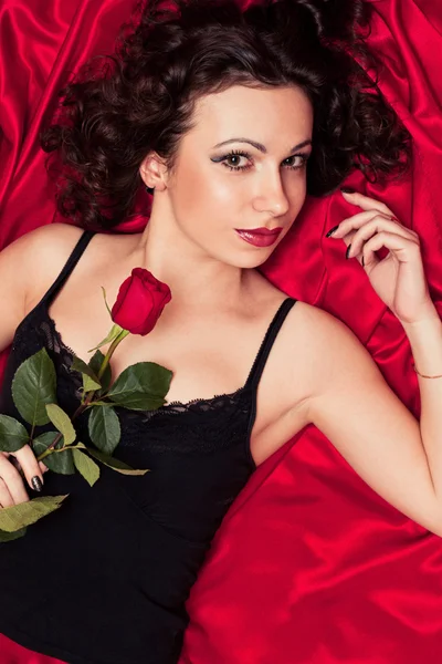 Die schöne Frau mit der Rose — Stockfoto