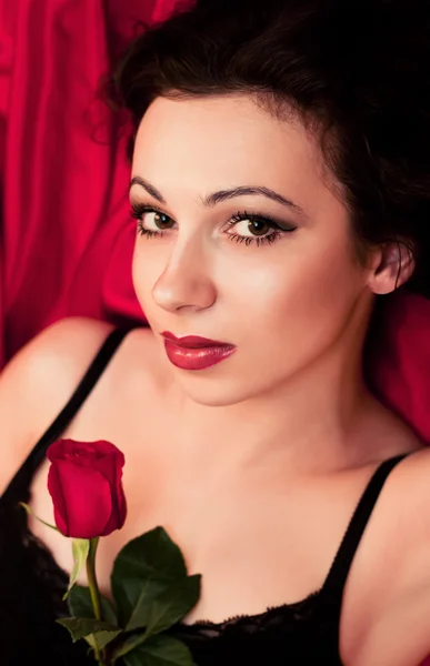 Die schöne Frau mit der Rose — Stockfoto