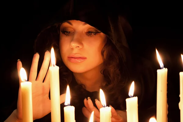 La mujer y las velas — Foto de Stock