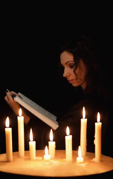 Woman reads the book — Stock Photo, Image