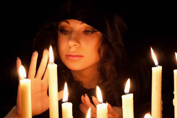 La femme et les bougies — Photo