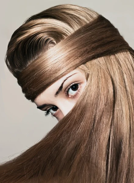 Donna con i capelli lunghi lucidi — Foto Stock
