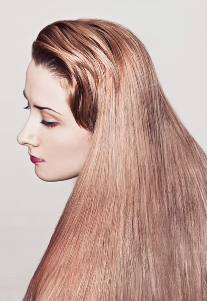 Vrouw met glanzende lange haren — Stockfoto